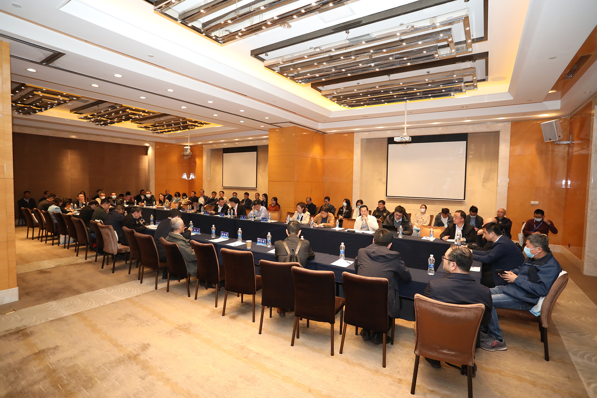圆桌会议-.jpg 圆桌会议-.jpg